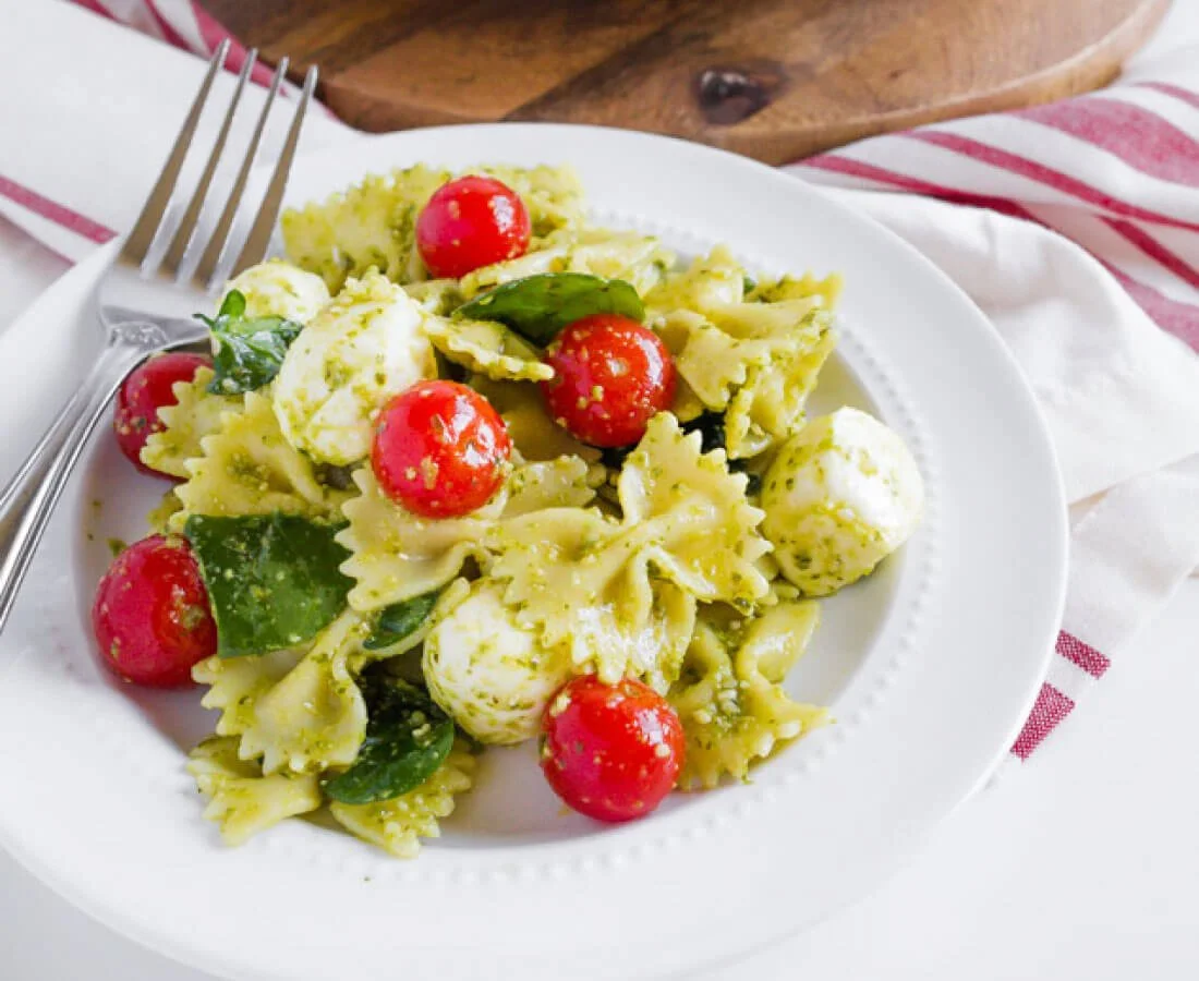 Creamy Pesto Caprese Pasta Salad